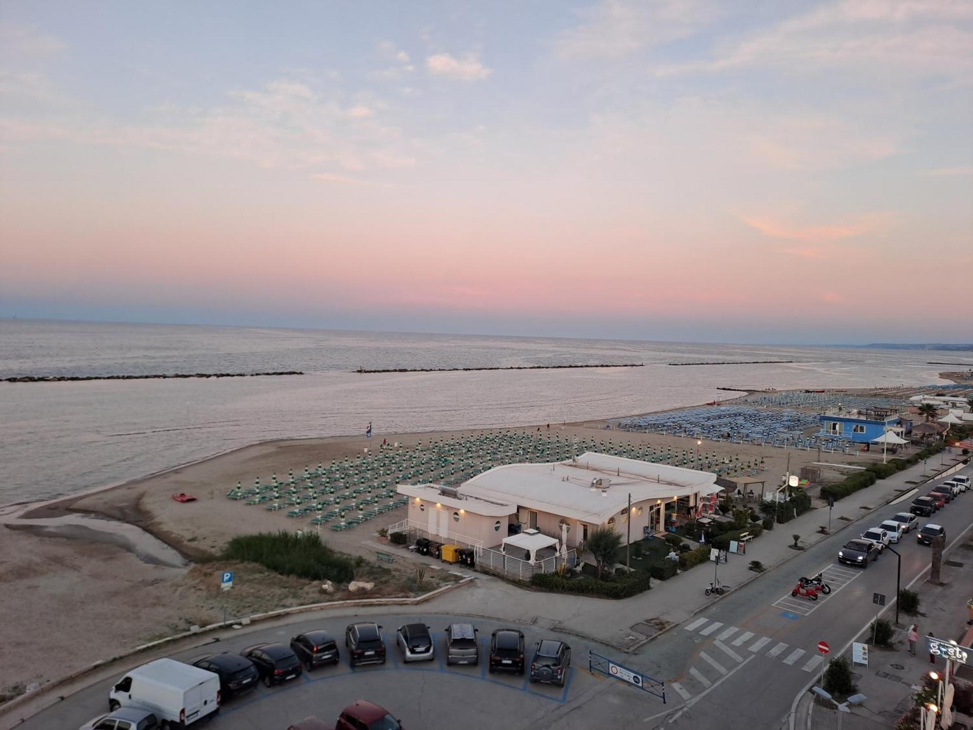 Attico Fronte Mare Apartamento Martinsicuro Exterior foto